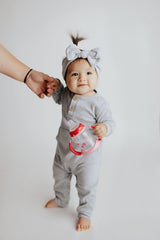 Stylish and functional, our ribbed organic cotton long-sleeve onesie features leg snaps and buttons for easy changes.Stylish and functional, our ribbed organic cotton long-sleeve onesie features leg snaps and buttons for easy changes.