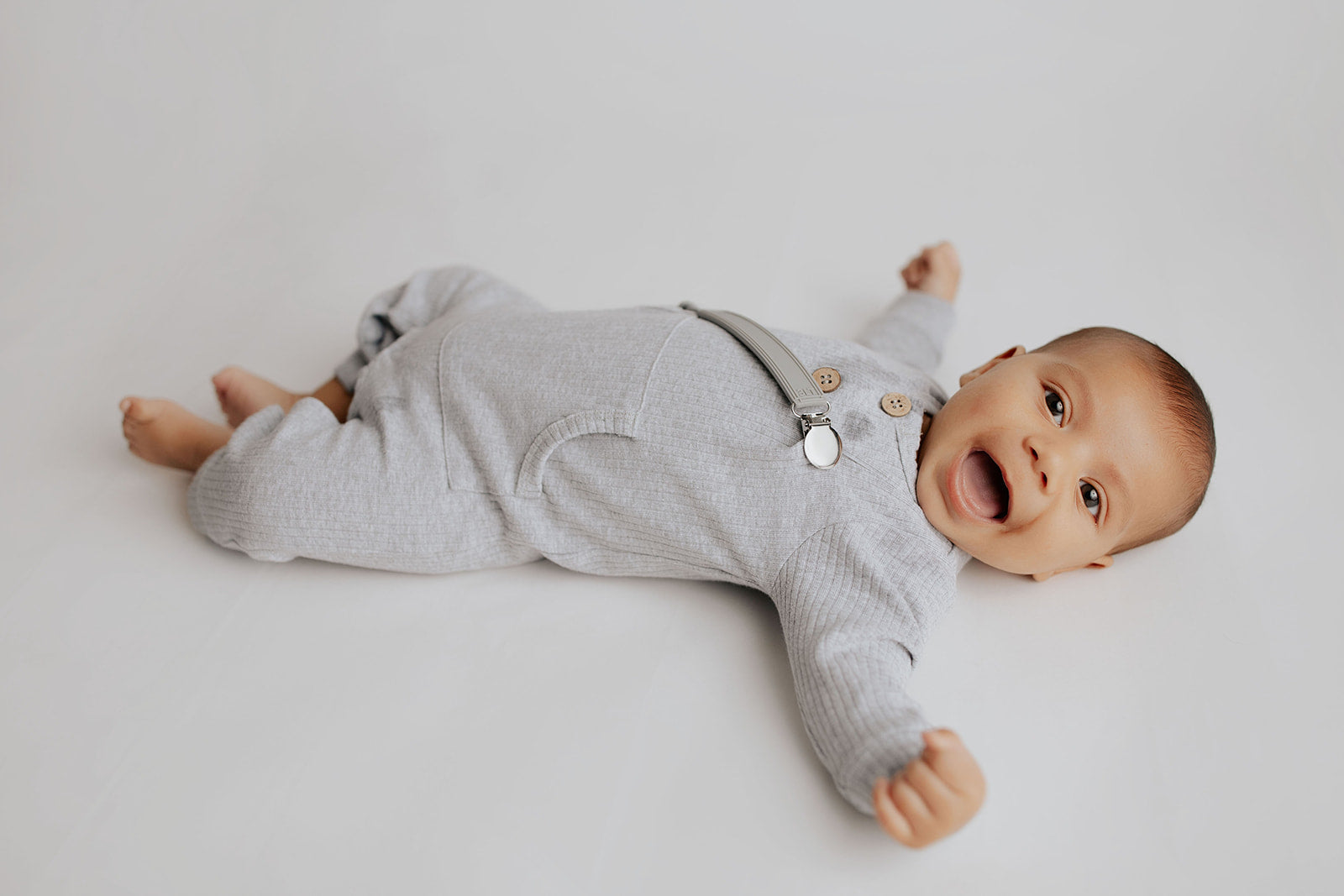 Stylish and functional, our ribbed organic cotton long-sleeve onesie features leg snaps and buttons for easy changes.