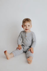 Stylish and functional, our ribbed organic cotton long-sleeve onesie features leg snaps and buttons for easy changes.