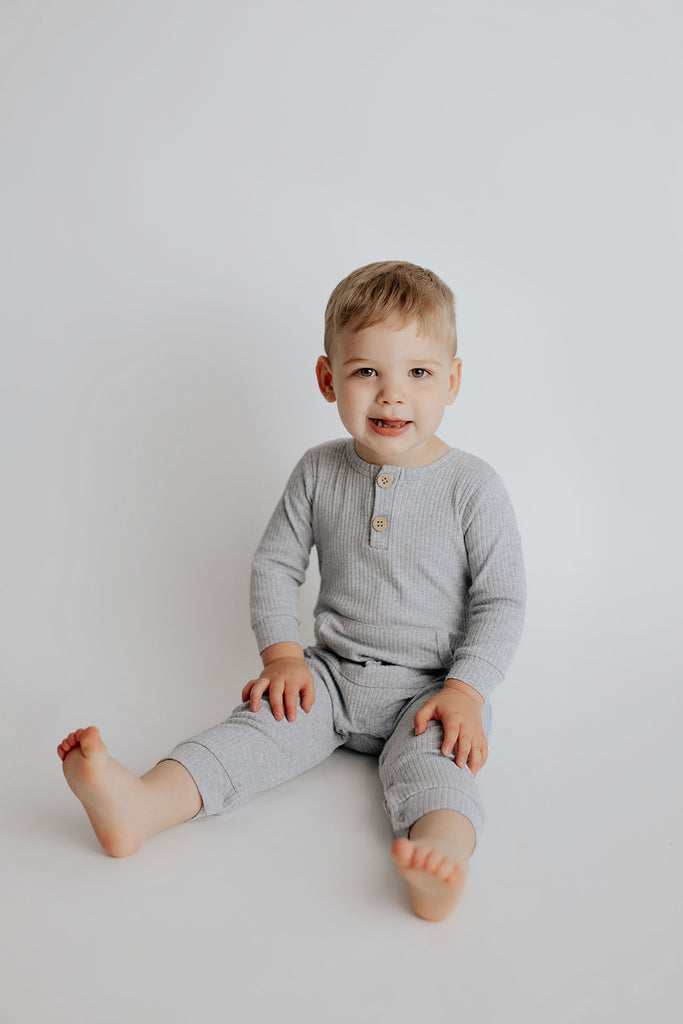 Stylish and functional, our ribbed organic cotton long-sleeve onesie features leg snaps and buttons for easy changes.