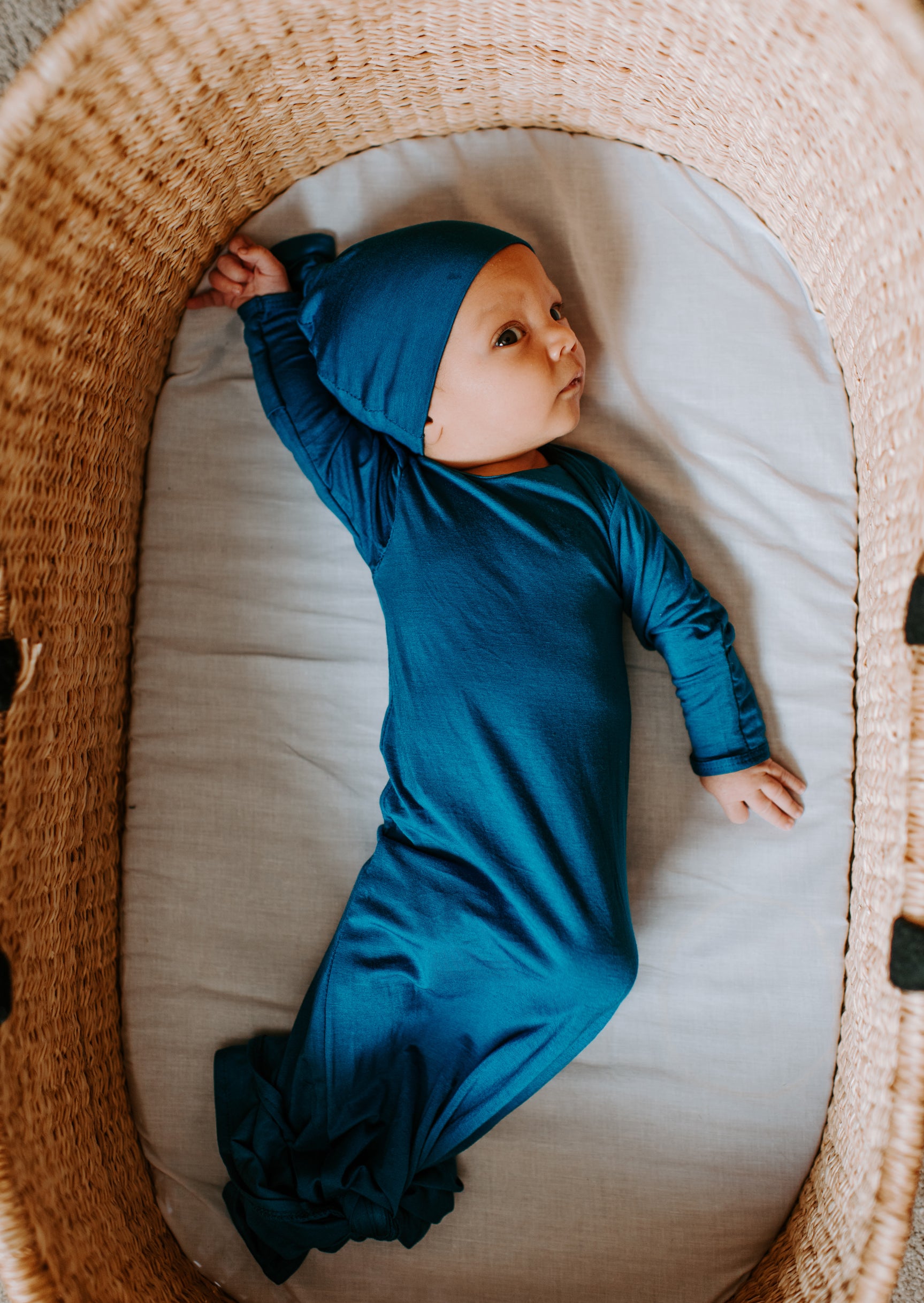 Enhance your newborn photoshoot with cute knotted gowns, perfect for creating heartwarming and memorable baby photos.
