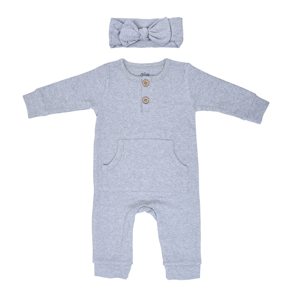Stylish and functional, our ribbed organic cotton long-sleeve onesie features leg snaps and buttons for easy changes.