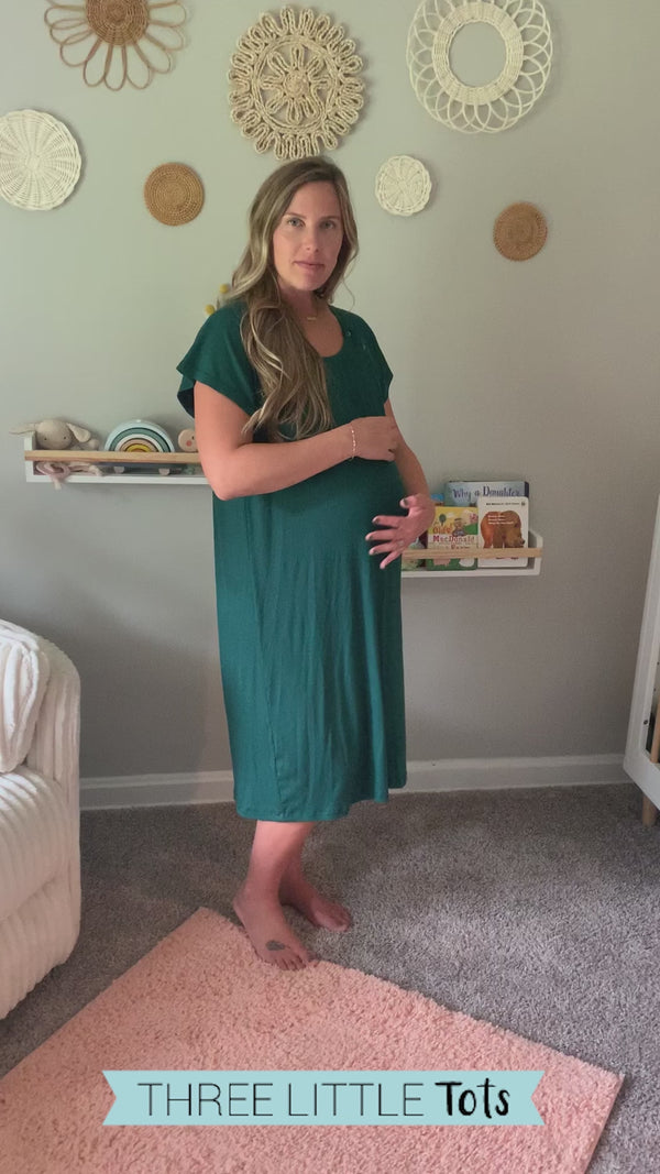 The perfect hospital gown for labor and delivery. Comfortable hospital gown for expecting mothers, featuring snap closures for examinations and breastfeeding ease.