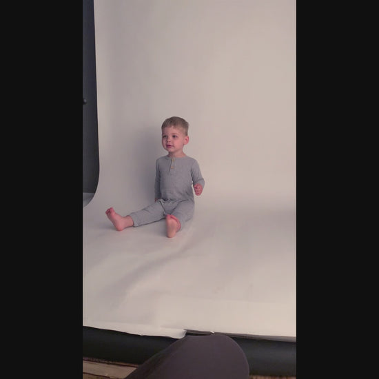 Stylish and functional, our ribbed organic cotton long-sleeve onesie features leg snaps and buttons for easy changes.