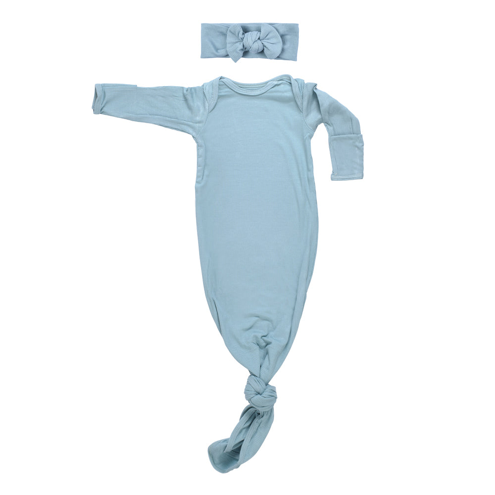 Enhance your newborn photoshoot with cute knotted gowns, perfect for creating heartwarming and memorable baby photos.
