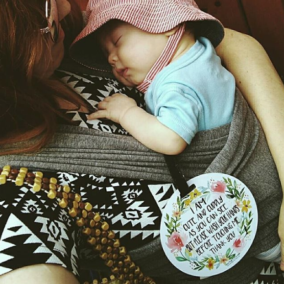 Politely remind others to admire your baby from a distance with these cute and effective no-touch signs. Perfect gift for newborn baby shower or preemie NICU baby