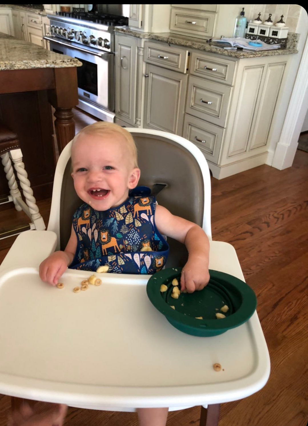 Silicone bowls designed for busy moms, collapsible for easy travel, and perfect for mess-free mealtime.