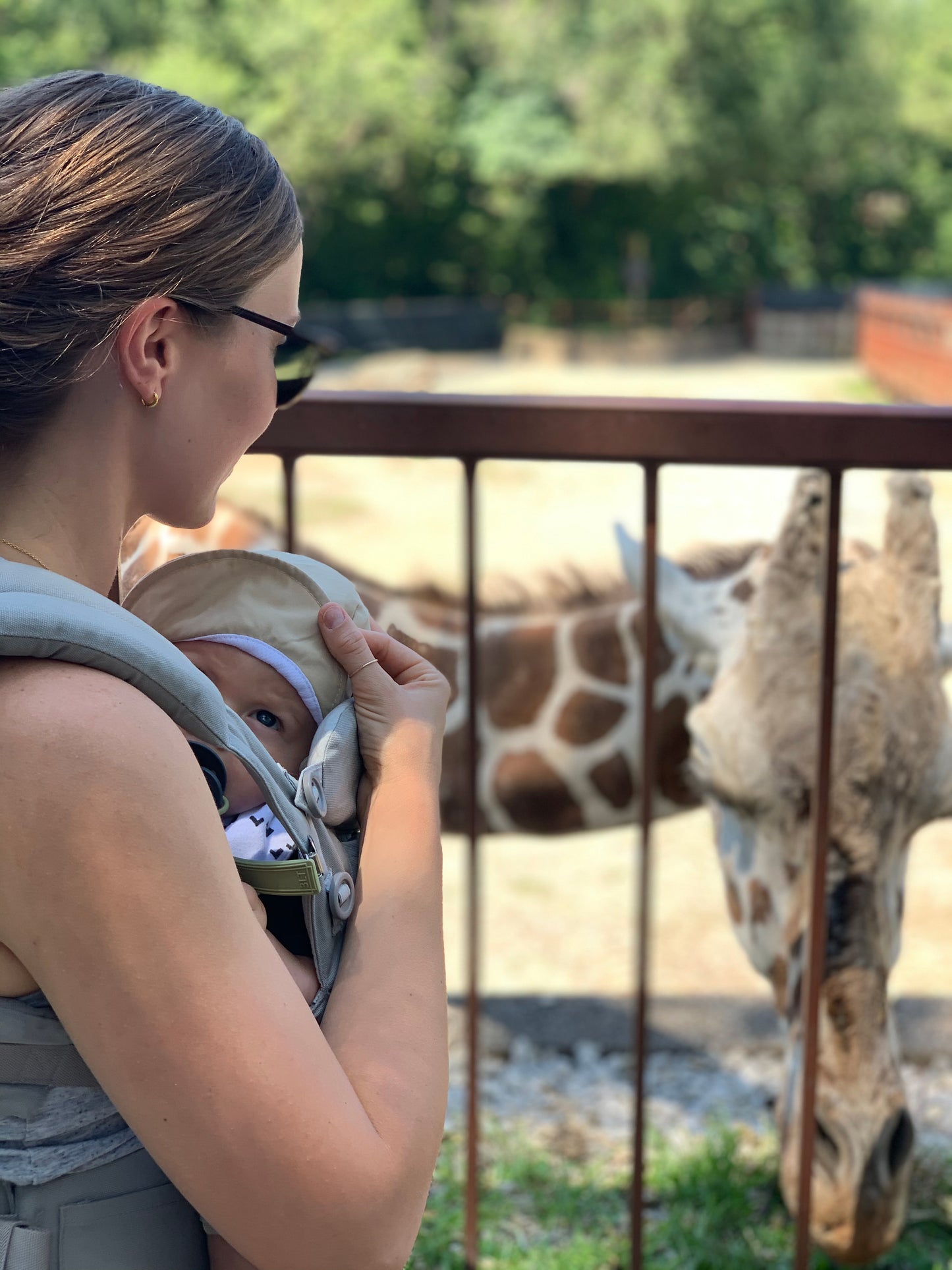 Versatile silicone pacifier clips keep pacifiers, teethers, and toys secure, clean, and within reach, ensuring peace of mind.