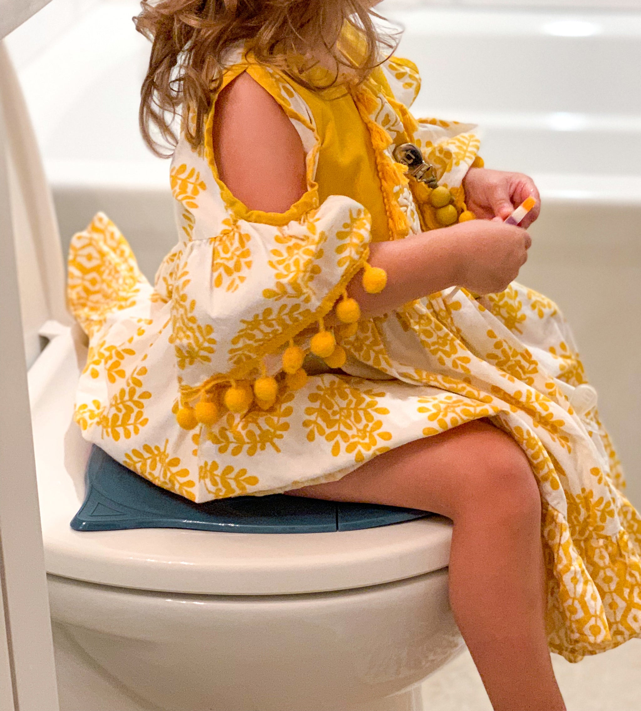 Say goodbye to public toilet worries with our sleek, easy-to-use folding potty seat for little ones.