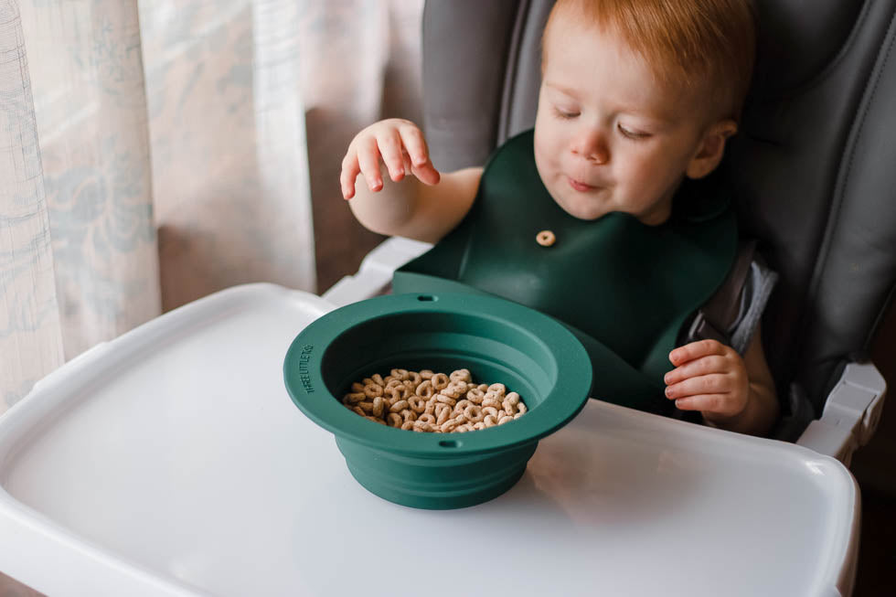 Silicone bowls designed for busy moms, collapsible for easy travel, and perfect for mess-free mealtime.