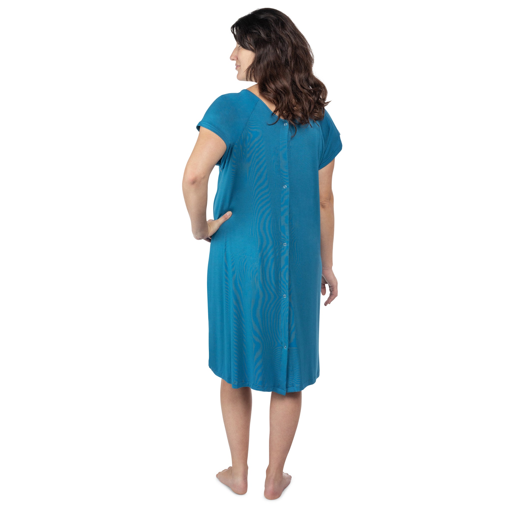 snaps down the back allow for easy access for monitors and epidurals