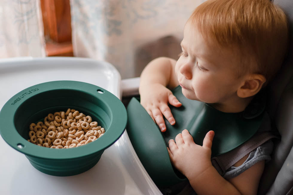 Silicone bowls designed for busy moms, collapsible for easy travel, and perfect for mess-free mealtime.